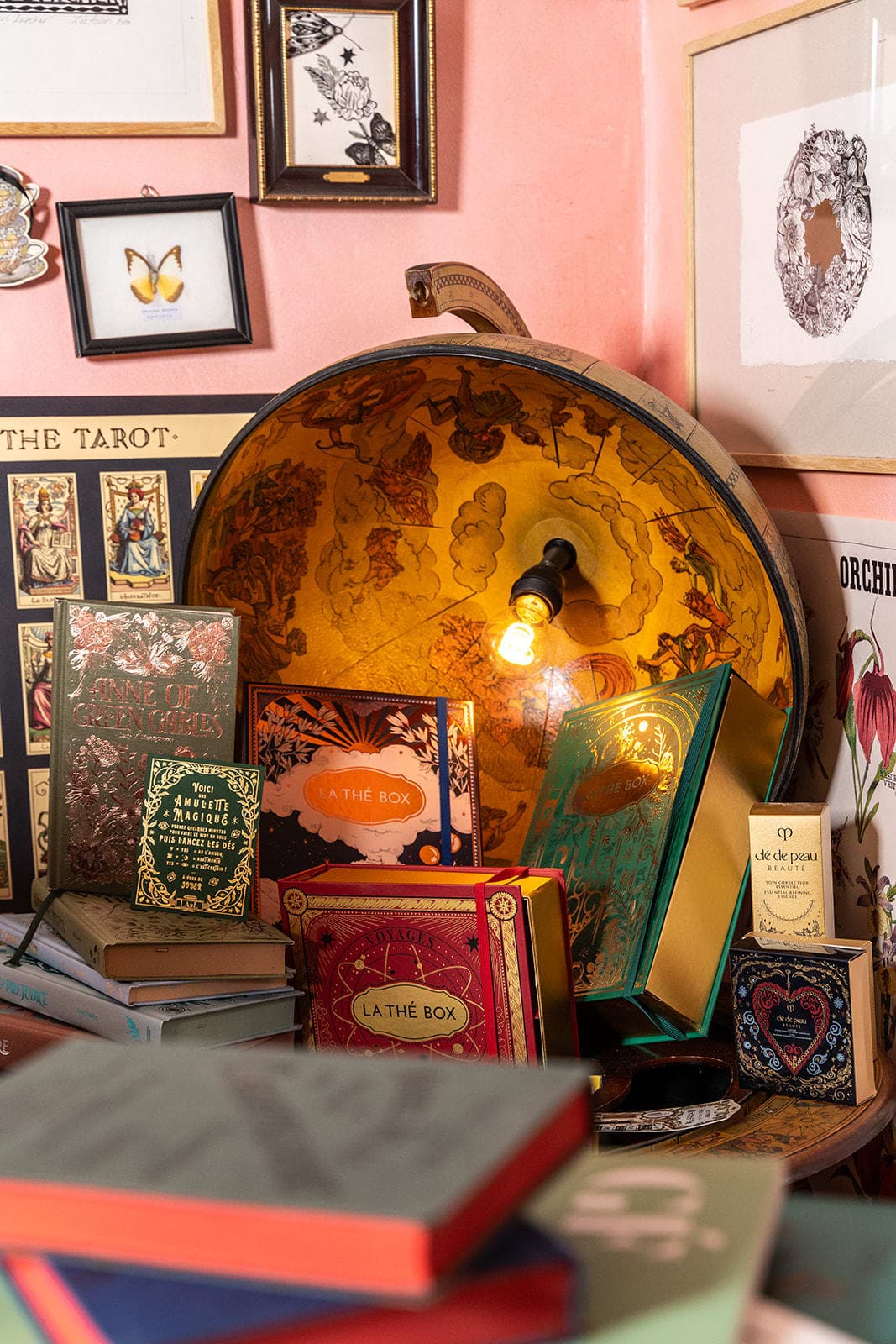 Bureau du studio avec piles de livres de référence botanique et lampe de travail vintage