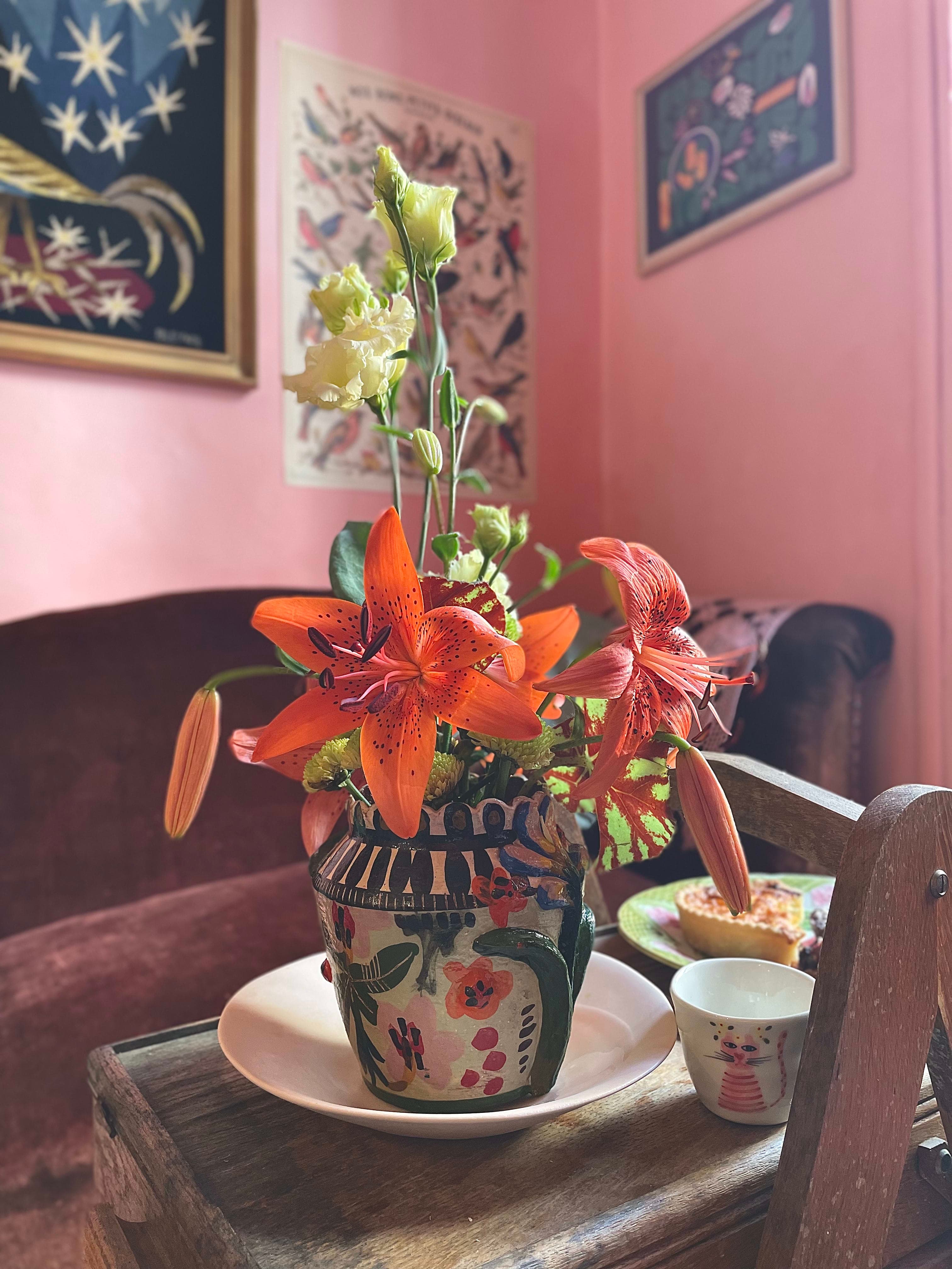 Vase de lis en composition botanique illustrée, style vie quotidienne ornementale