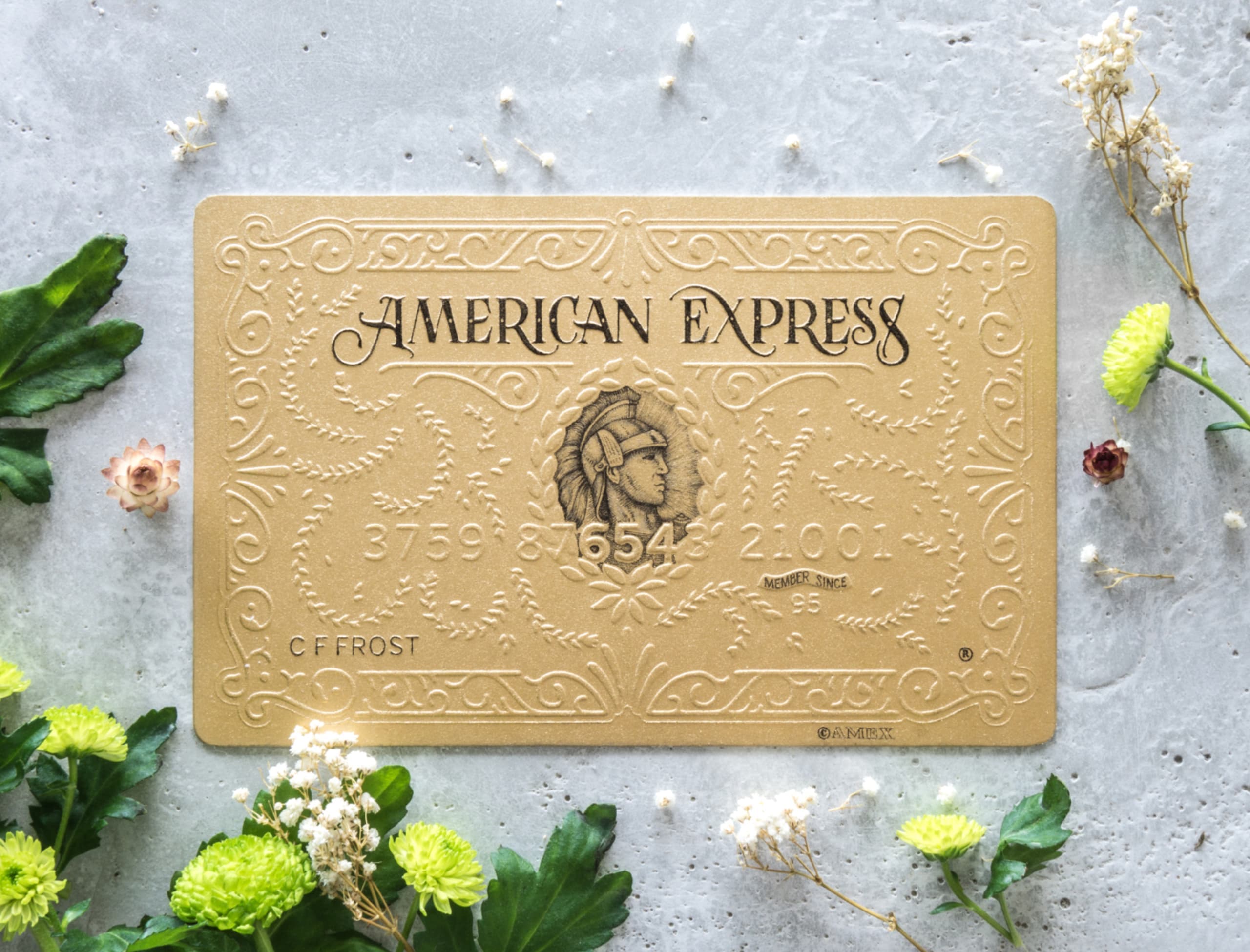 carte American Express Gold entourée d'une illustration florale fine
