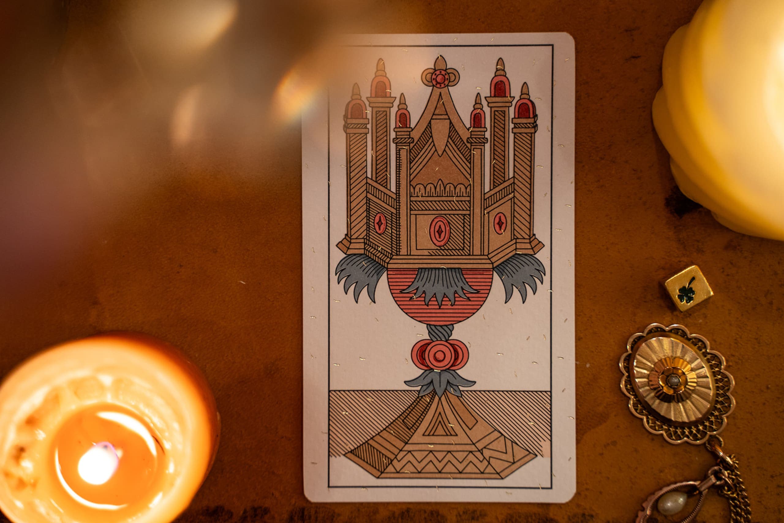 carte du Tarot de Marseille présentée seule à côté d'une bougie