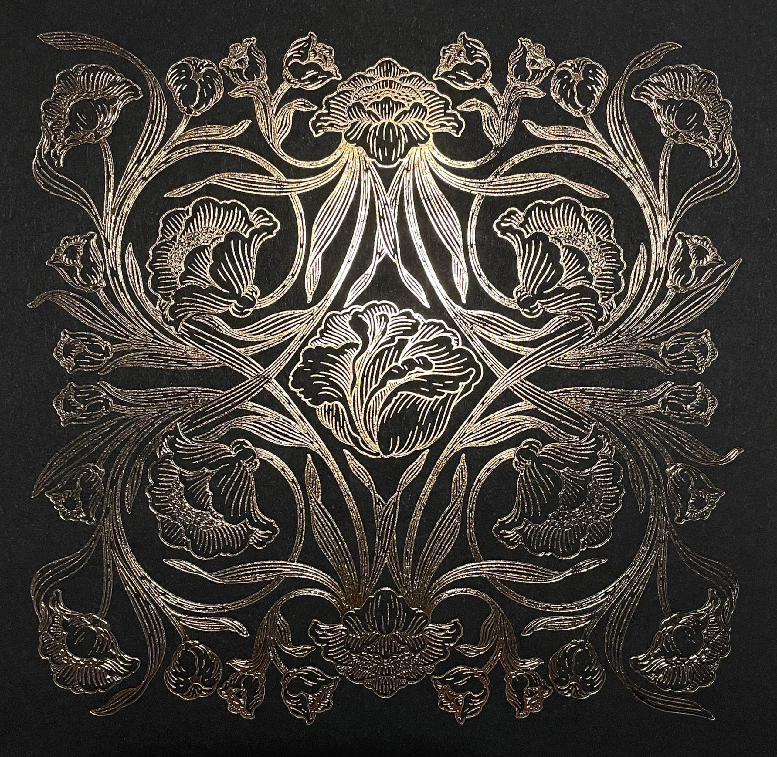 Carte de vœux élégante avec fond noir et motif ornemental illustré central très détaillé en doré.