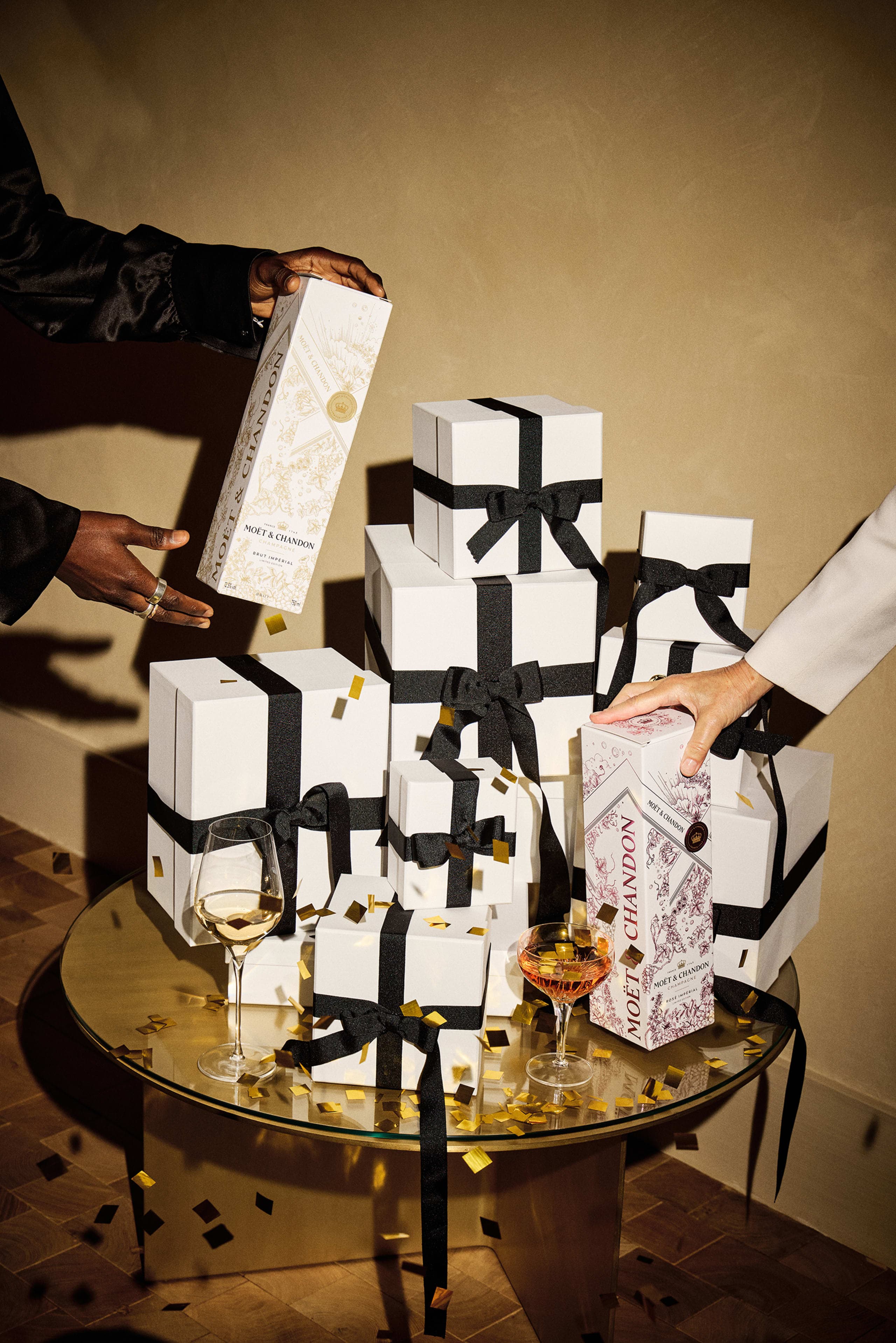 coffrets cadeaux illustrés Moët & Chandon groupés sur une surface