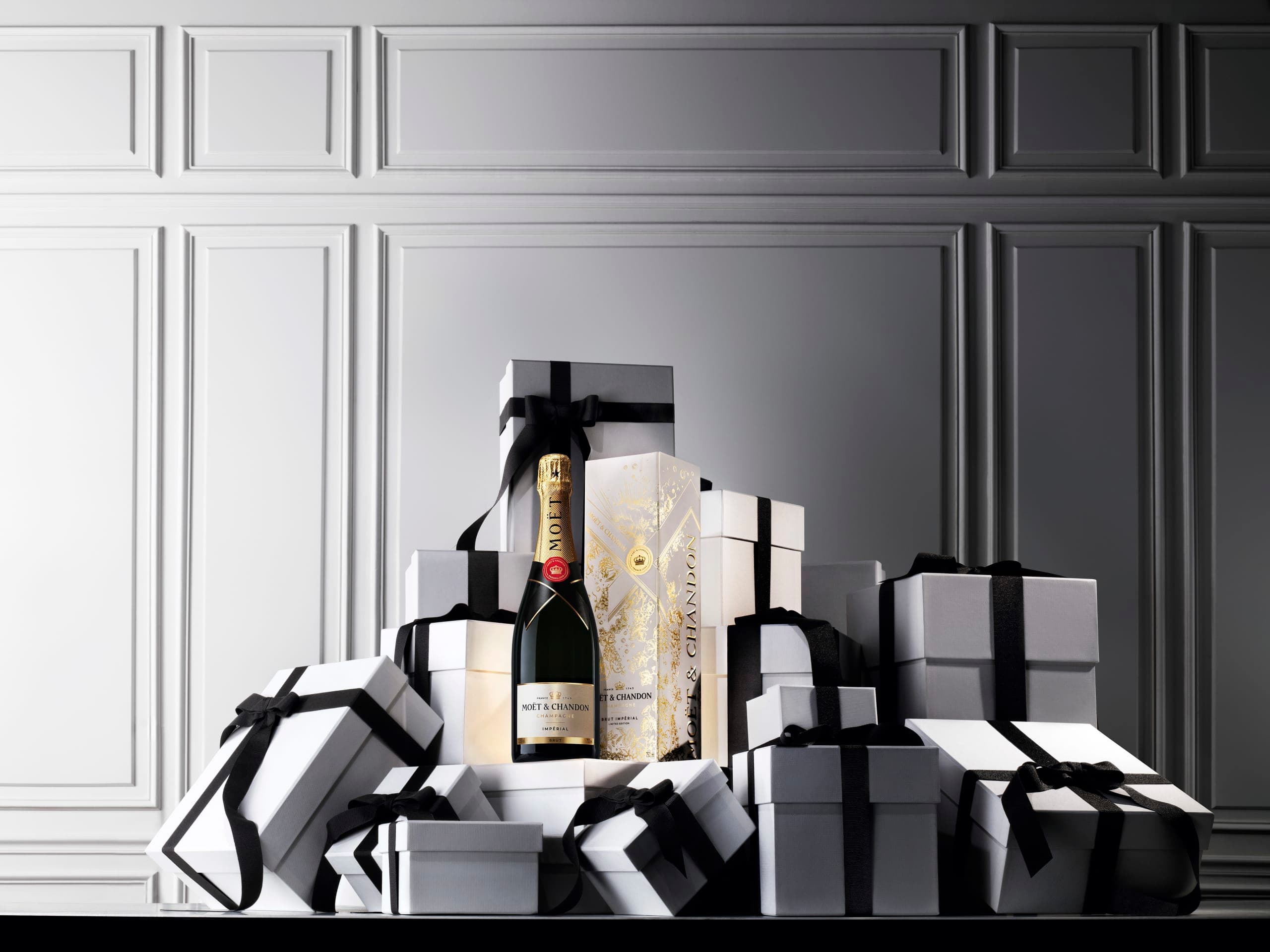 bouteille Moët & Chandon posée sur une pile de coffrets cadeaux