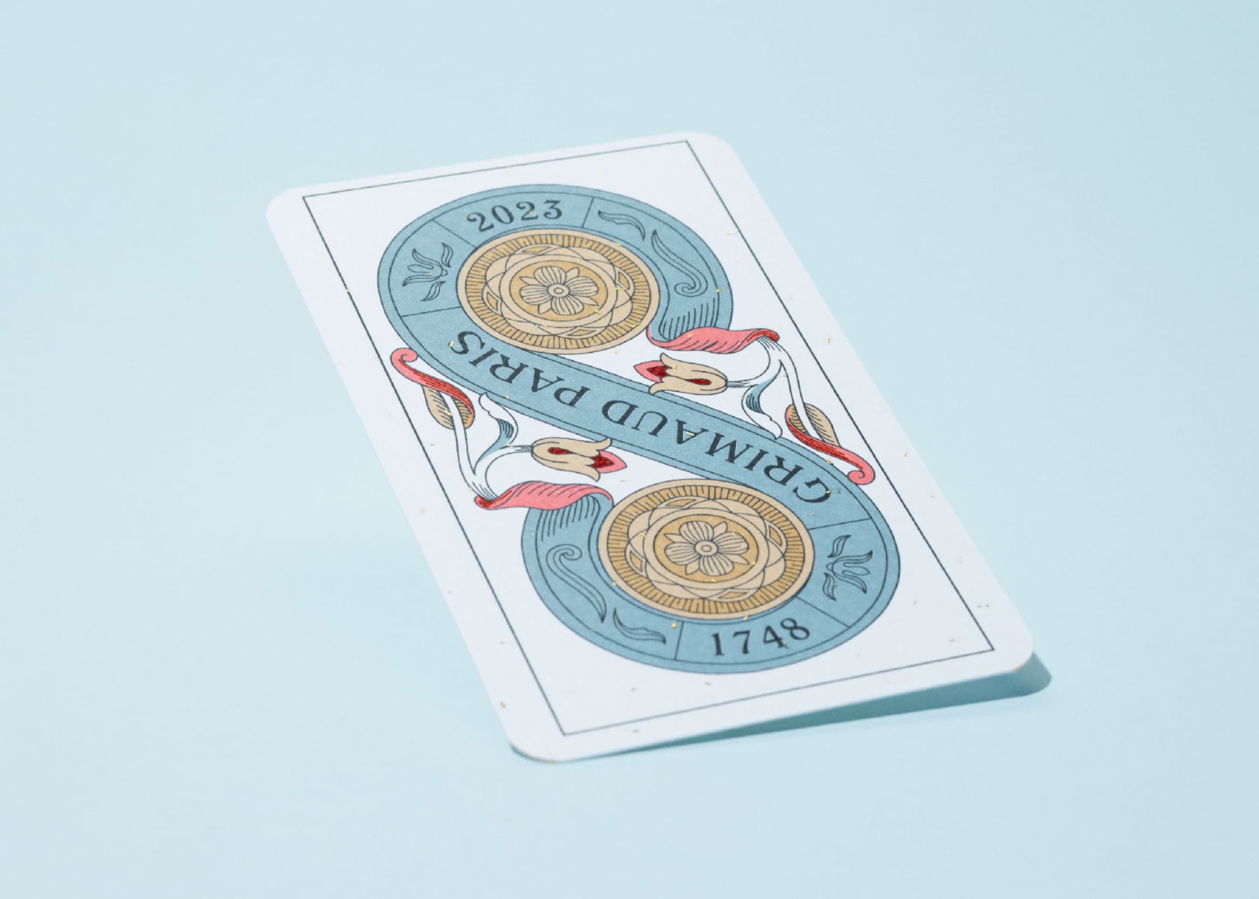 Deux de Denier du Tarot de Marseille N°400 par Swindler & Swindler pour Grimaud Paris — style gravure fine line dessiné à la main, huit couleurs Pantone et une passe de dorure or.