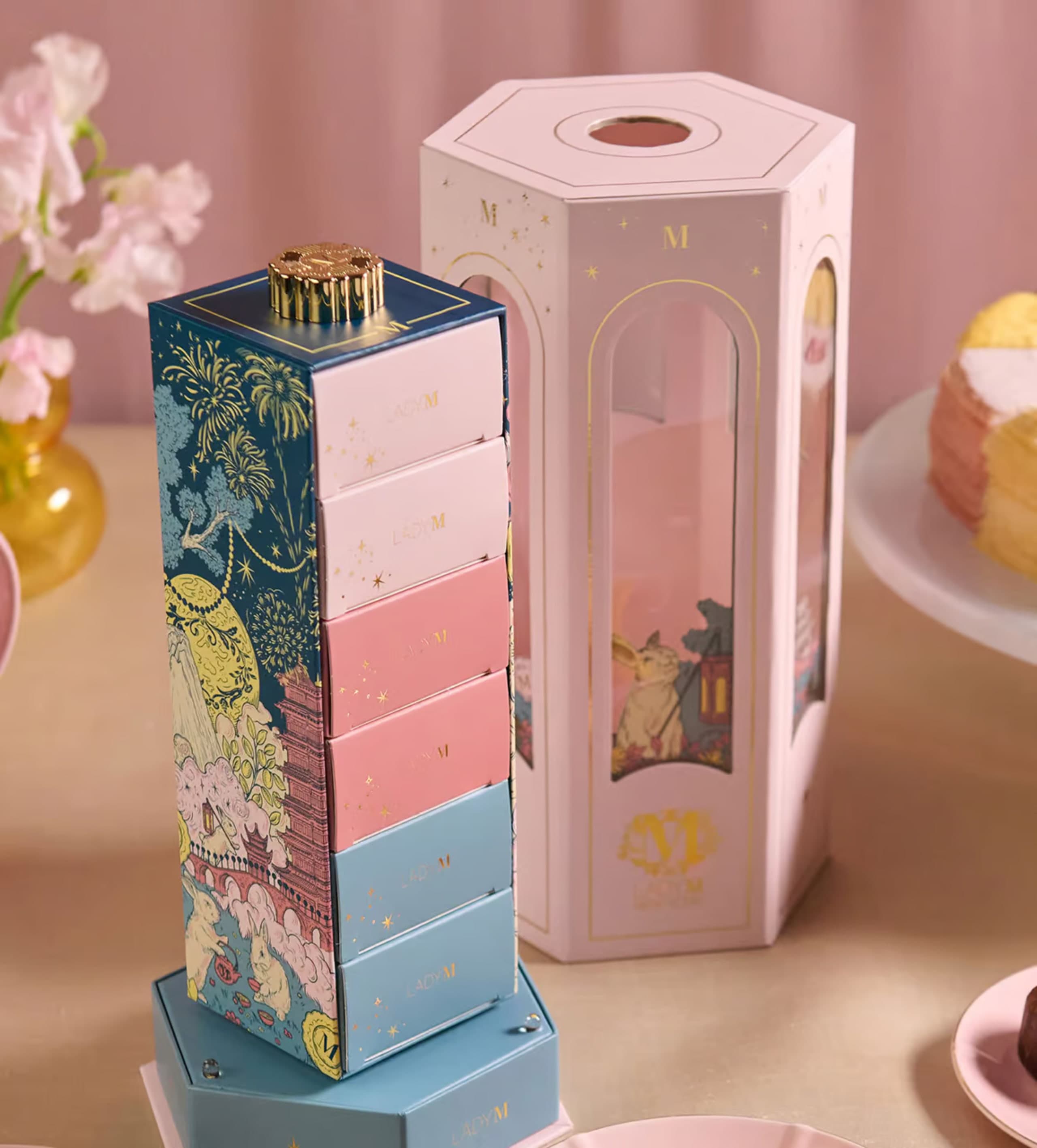 Lanterne Mi-Automne hexagonale-packaging pour Lady M par Swindler & Swindler — Legend of the Jade Rabbit, illustration seamless fine line en déclinaisons navy et blush.