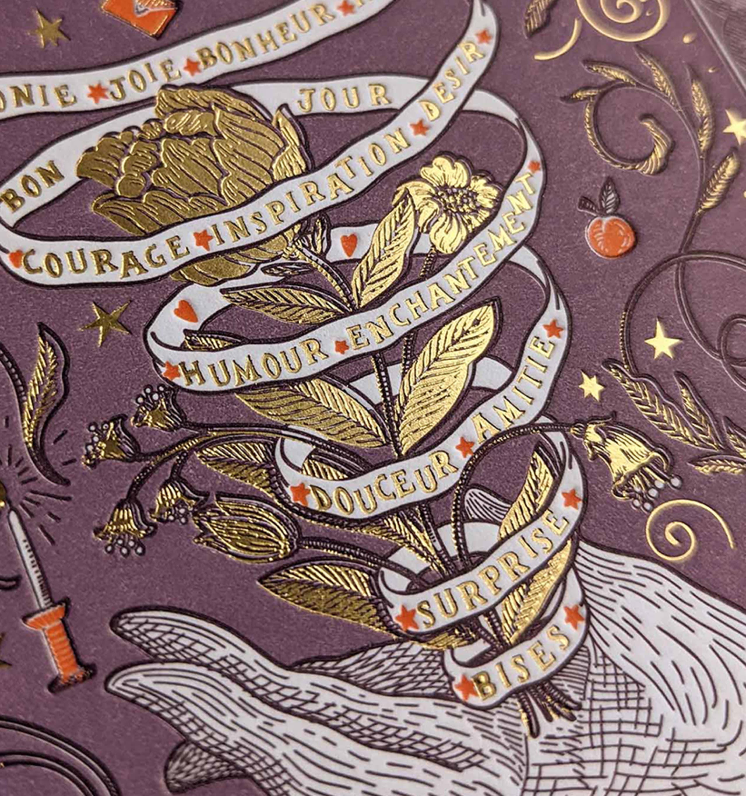 Botaniques en feuille d'or et ruban blanc spiralant sur papier aubergine profond, dense d'ornements gravés.