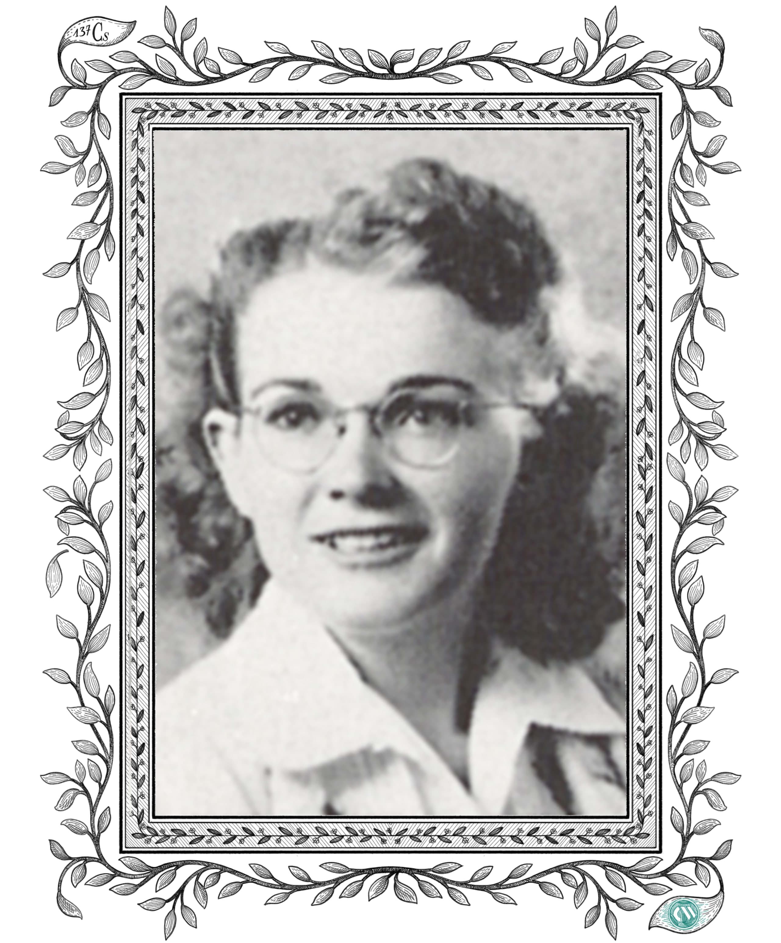Portrait en noir et blanc d'une femme portant des lunettes, centré dans un cadre ornemental symétrique de vignes et de feuilles entrelacées, rendu à la fine ligne d'encre.