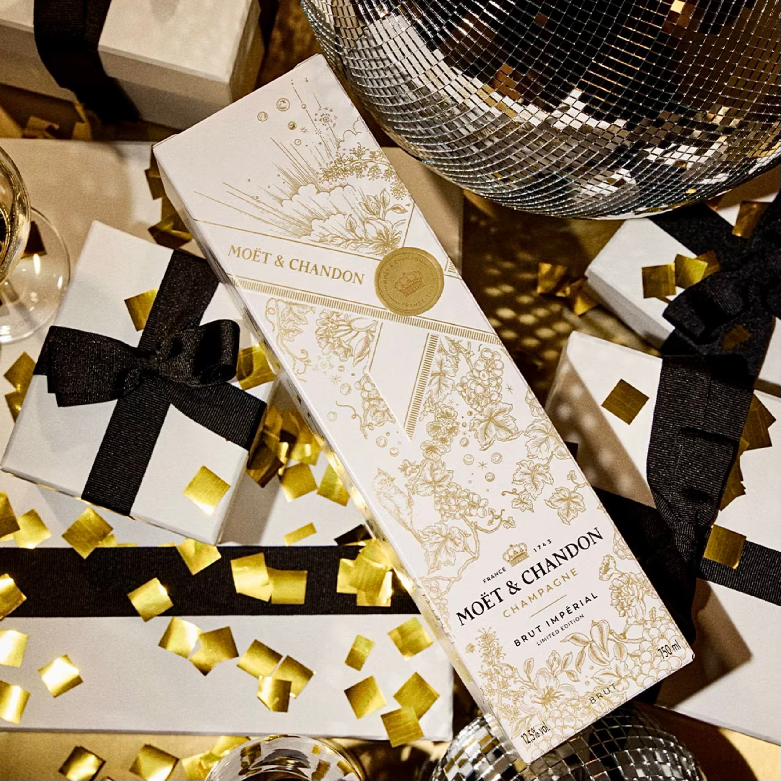 Motif illustré pour la giftbox Moët Impérial — illustration packaging champagne en tracé linéaire monochrome doré
