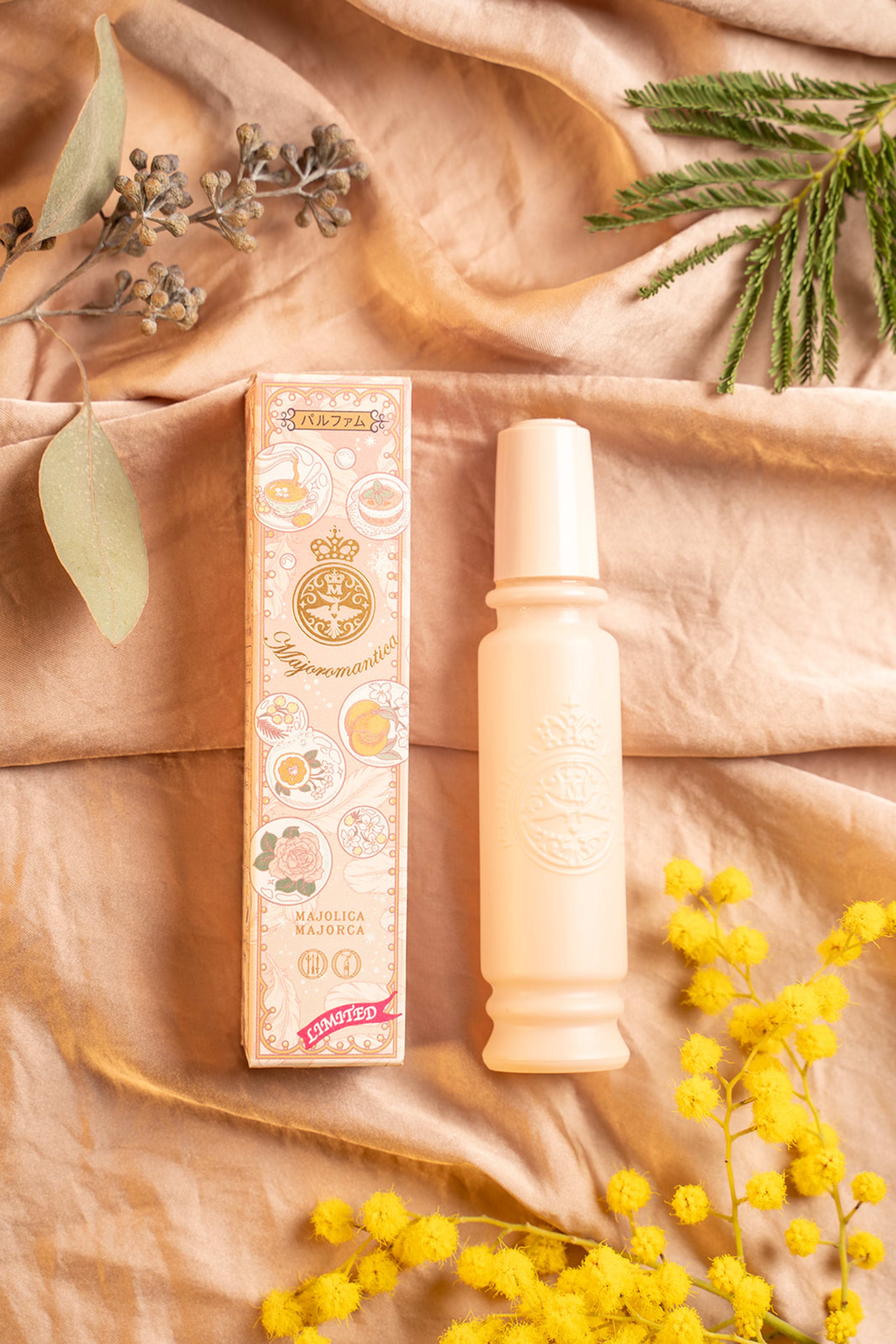 packaging illustré Majolica Majorca, flacon à côté d'une fleur