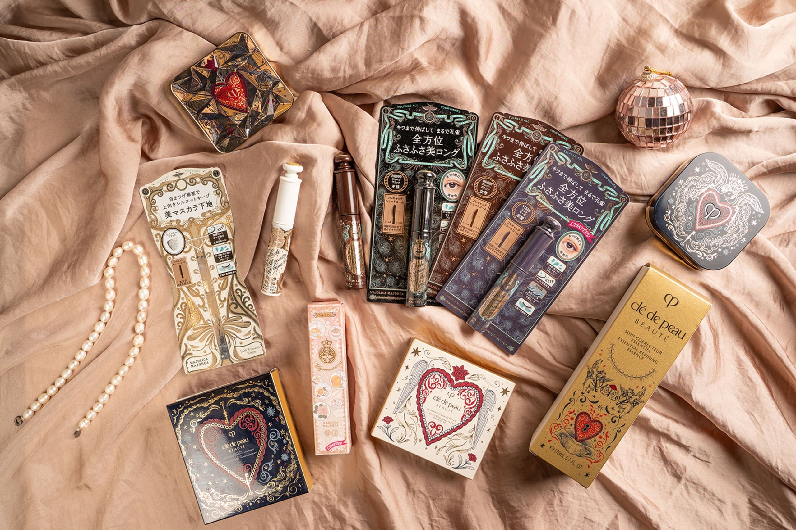 collection de cosmétiques illustrés Majolica Majorca sur une surface
