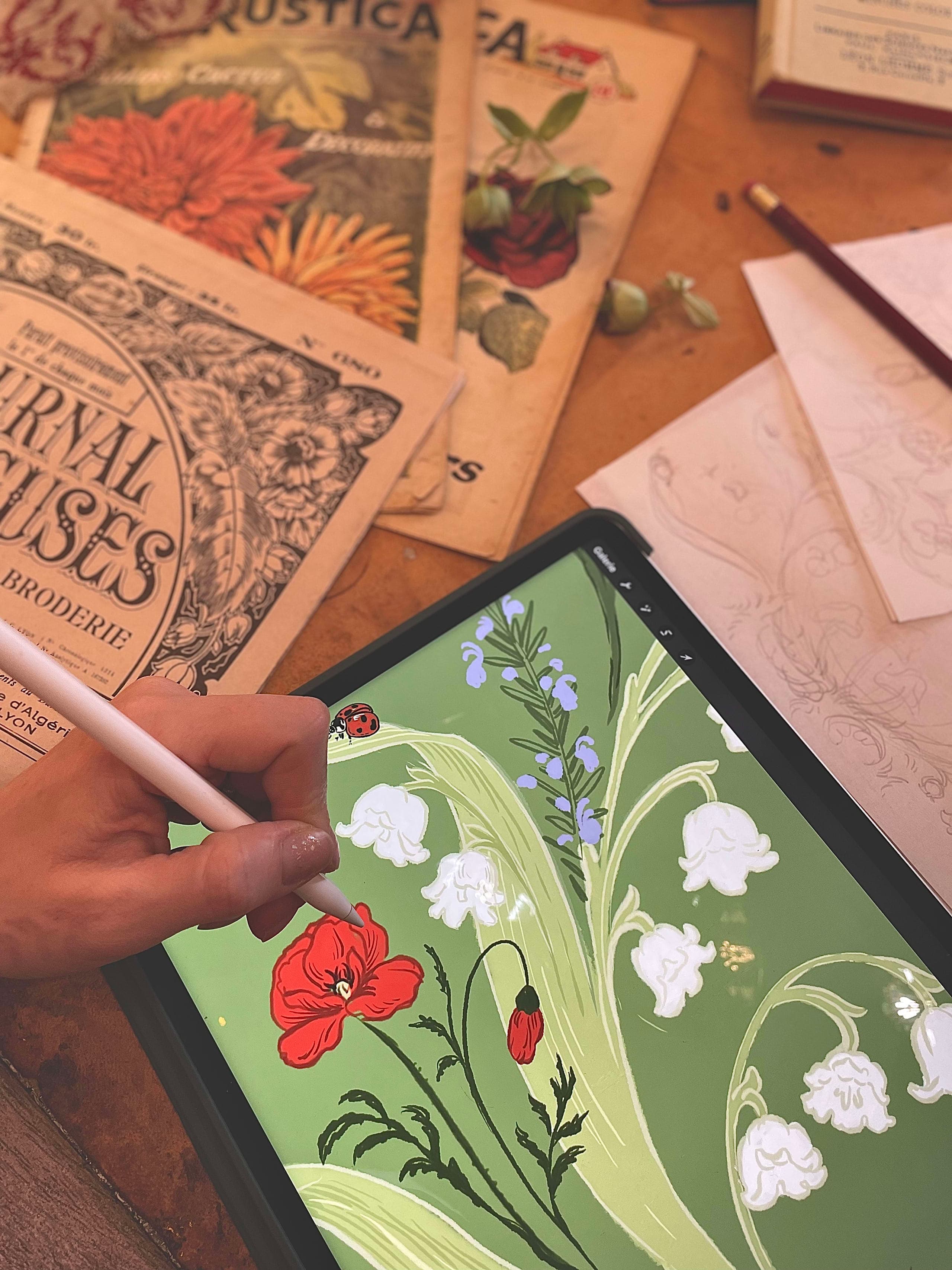 Main d'illustrateur tenant un stylet au-dessus d'une tablette graphique pour le dessin numérique