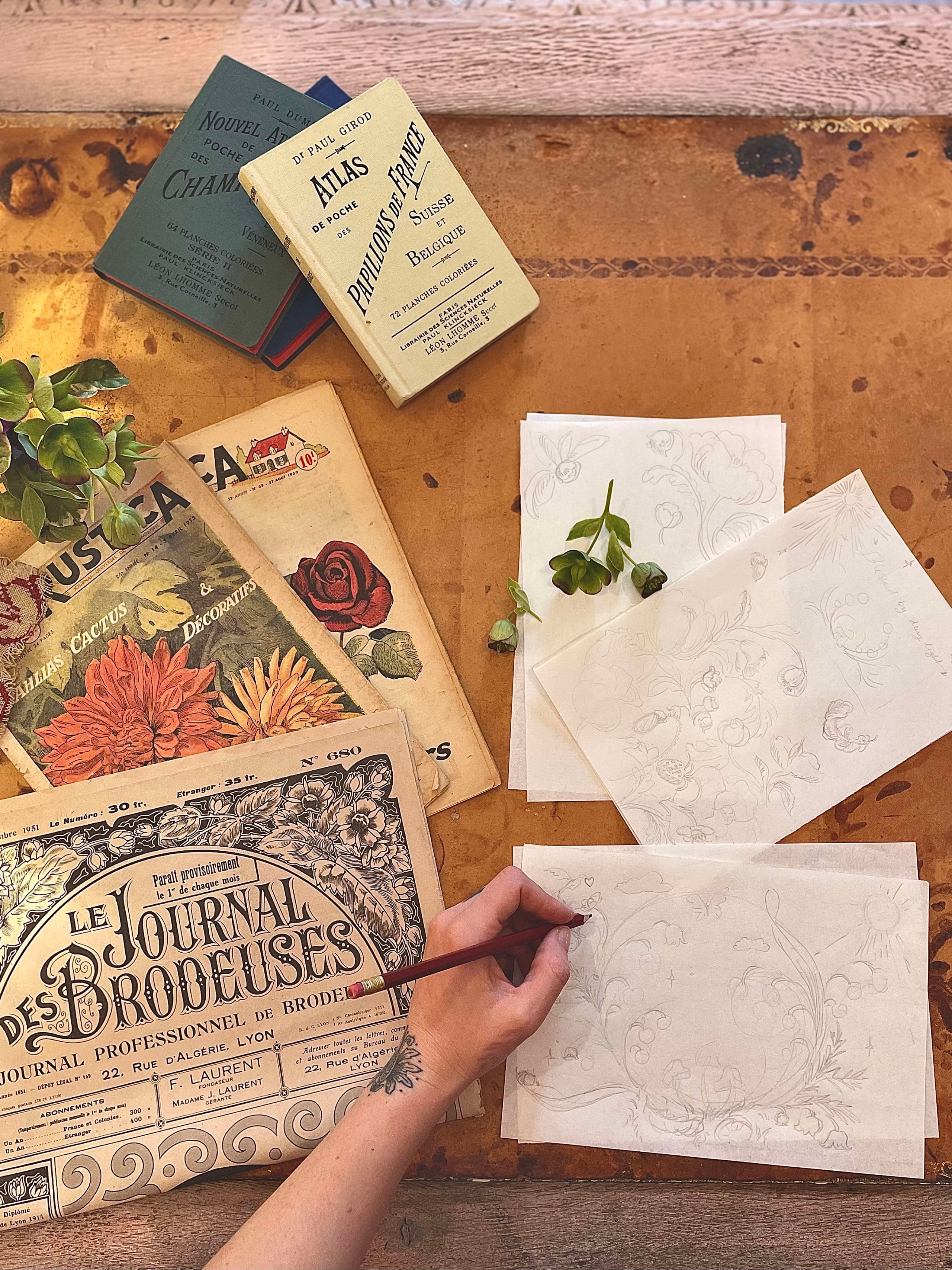 Illustrateur en train de dessiner à main levée au stylet sur des papiers de travail