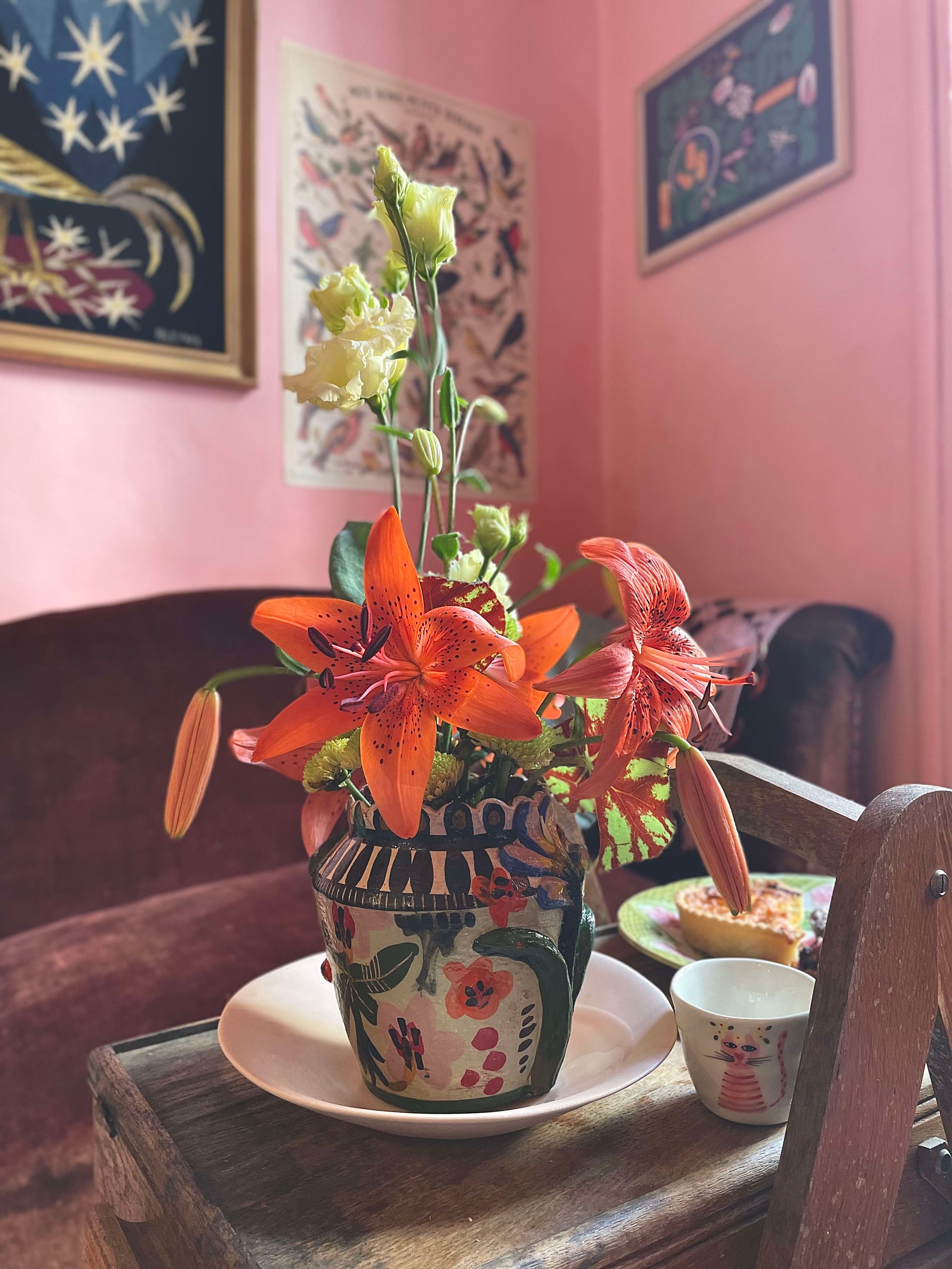 Vase de lis en composition botanique illustrée, style vie quotidienne ornementale