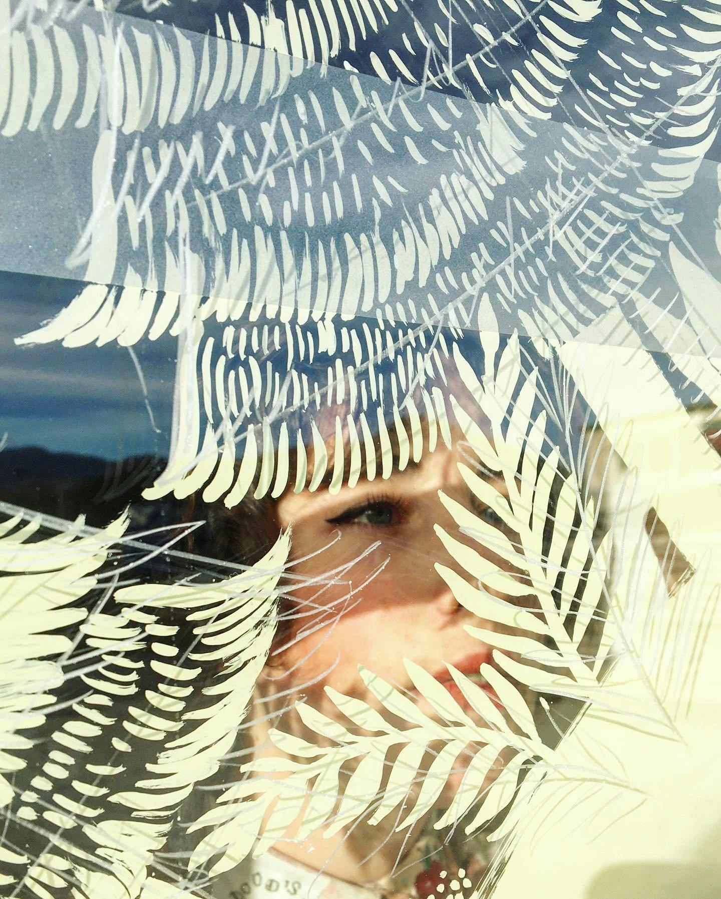 Portrait de Margot Reverdy peignant une vitrine.