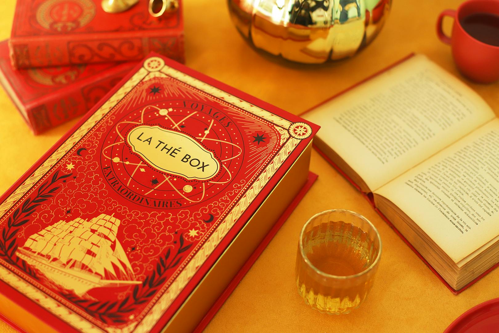 thébox Jules Verne avec une tasse de thé