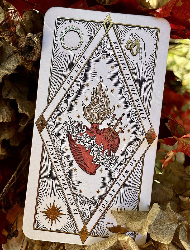 une carte avec un cœur dessus entourée de feuilles