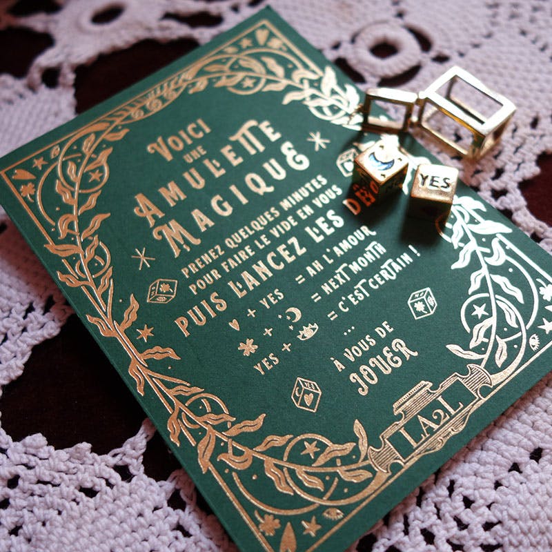 Dorure à chaud or sur papier vert sapin pour la carte de l'amulette magique de LA2L